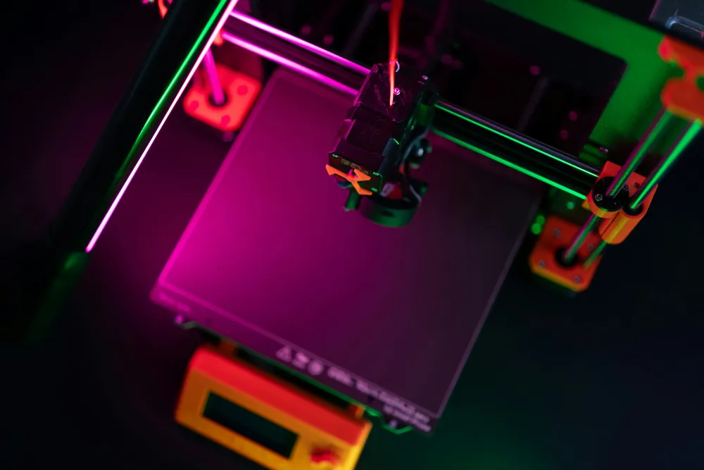 Plateau d'imprimante 3D éclairé au néon