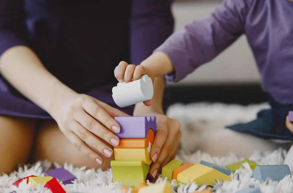 Enfant qui joue avec des pièces imprimées en 3D